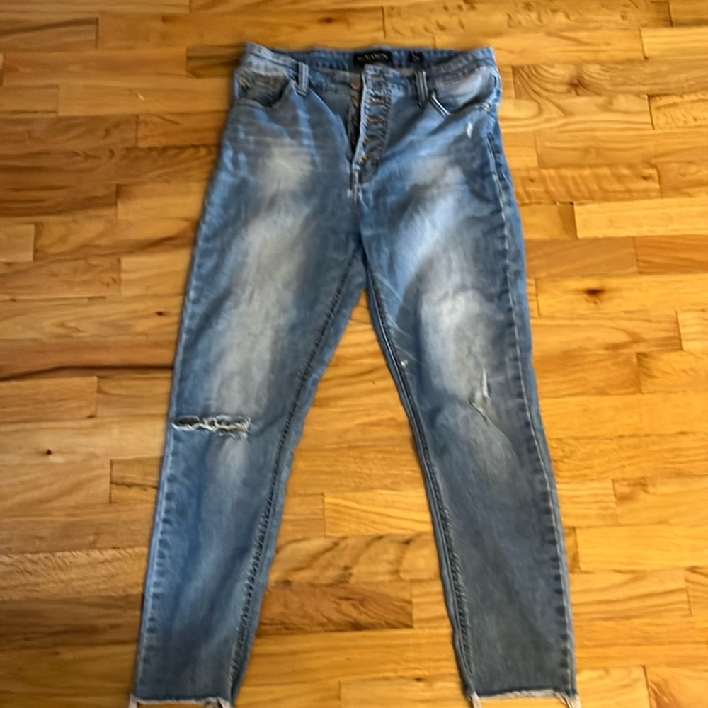 Lucky Brand women’s high rise ankle jeans. Button fly size 8/29